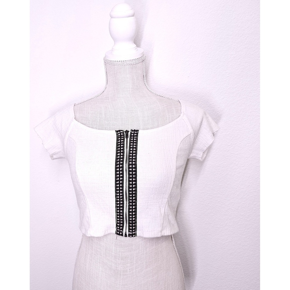 Urban Outfitters Womens Off-White Front Zip Crop Top Short Sleeve Size M